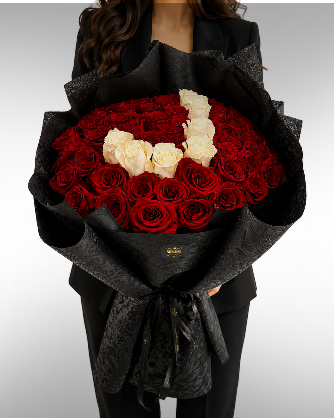 Bouquet Signature – 50 Rosas Premium Vermelhas e Brancas com Letra Personalizada