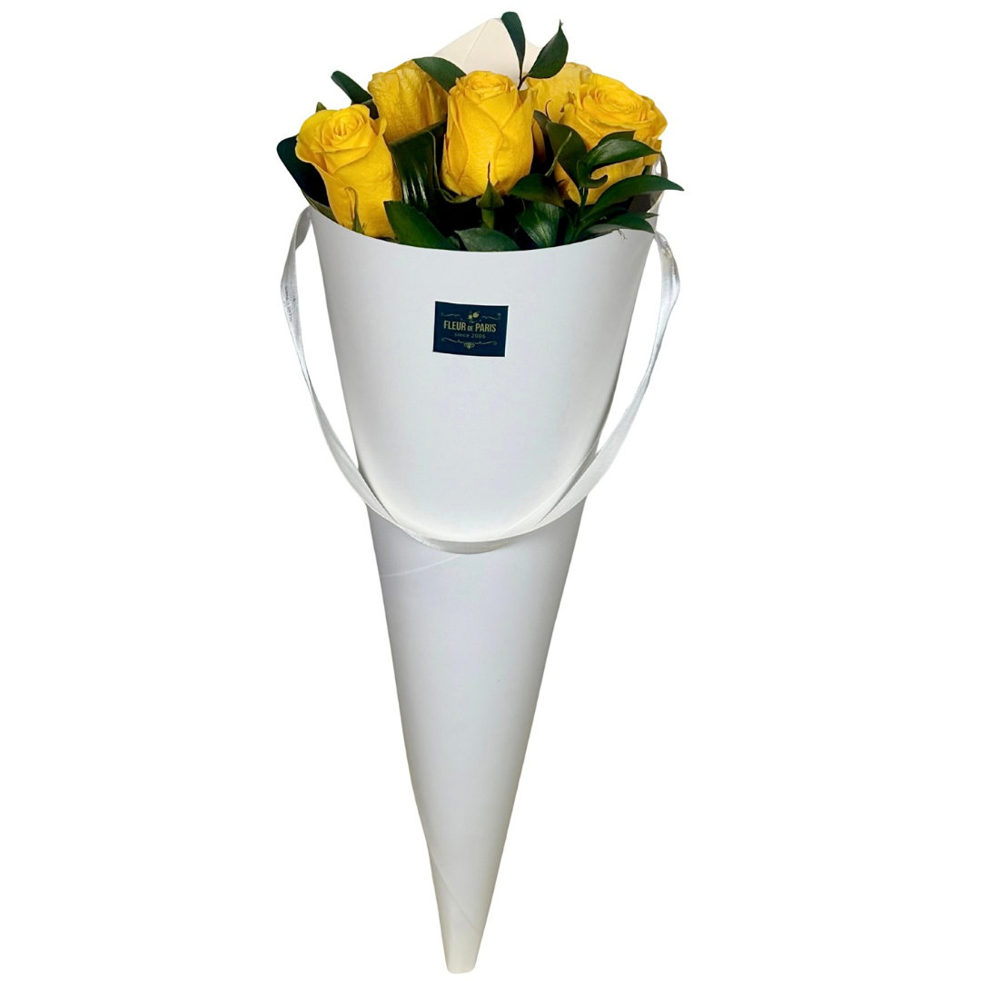 Cone branco com Rosas Amarelas
