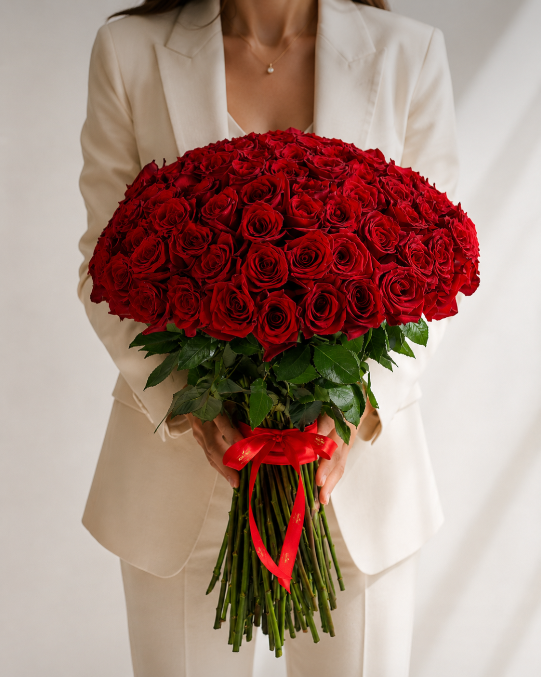 Bouquet Romance Supremo – 100 Rosas Premium Equatorianas Vermelhas