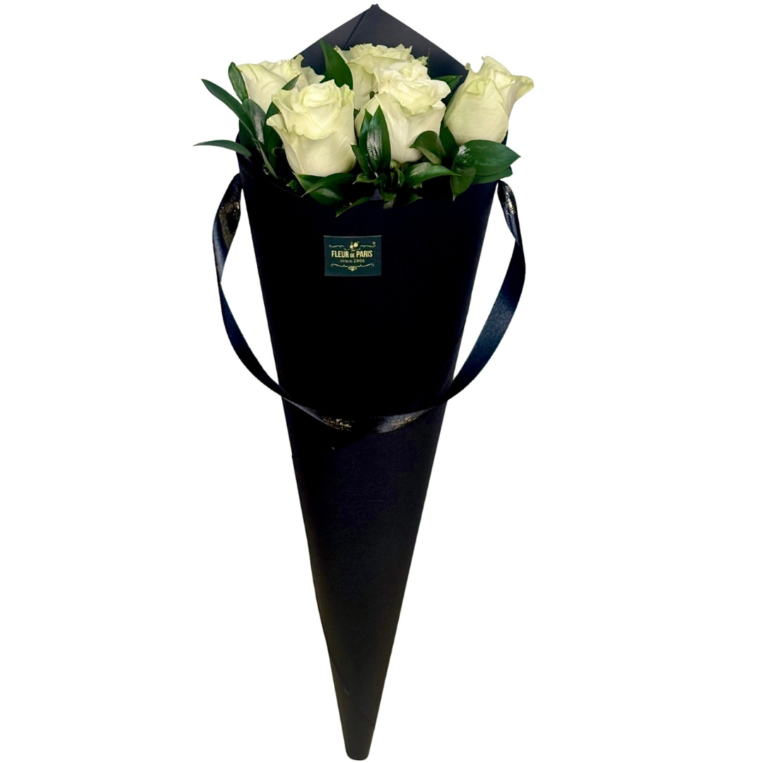Cone preto com Rosas Brancas