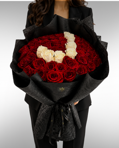Bouquet Signature – 50 Rosas Premium Vermelhas e Brancas com Letra Personalizada