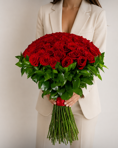 Bouquet Amor Majestoso – 100 Rosas Premium Equatorianas Vermelhas com Folhagem Elegante