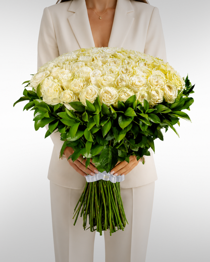 Bouquet Serenidade Majestosa – 100 Rosas Premium Equatorianas Brancas