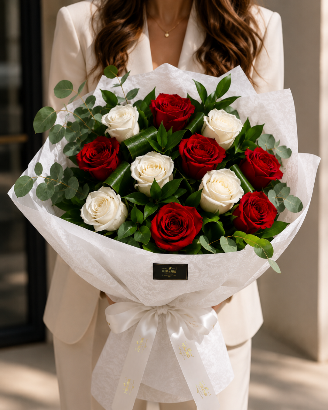 Luxo Bouquet Anne – Bouquet de 13 Rosas Premium Frescas Brancas e Vermelhas