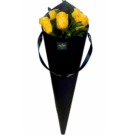 Cone preto com Rosas Amarelas