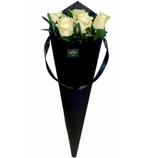 Cone preto com Rosas Brancas